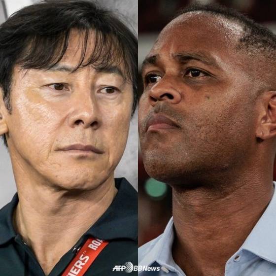 신태용(왼쪽) 감독과 패트릭 클루이베르트 감독. /AFPBBNews=뉴스1