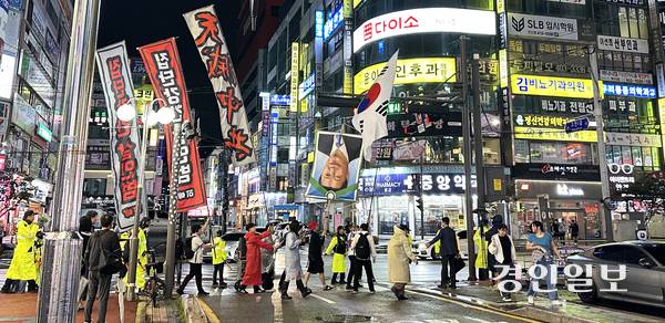 지난 13일 오후 안산시 단원구 중앙역 인근에서 최대 70명이 모인 반중(反中)집회가 열렸다. 2025.10.13 /목은수기자 wood@kyeongin.com