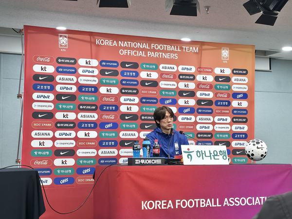 홍명보 한국 축구 국가대표팀 감독이 14일 서울월드컵경기장에서 열린 파라과이와의 하나은행 초청 친선경기 후 기자회견에서 취재진의 질문을 듣고있다. 2025.10.14 /이영선기자 zero@kyeongin.com