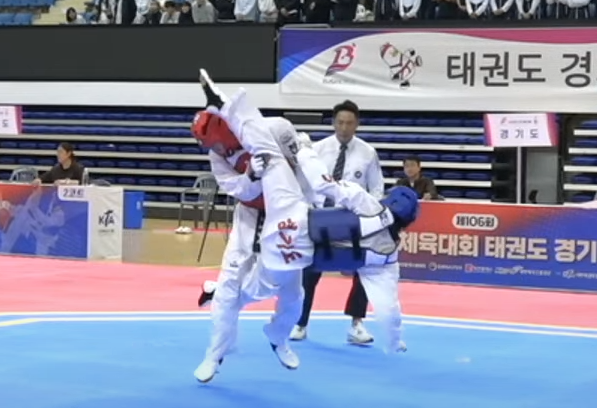 14일 부산광역시 강서체육공원 실내체육관에서 사전경기로 열린 제106회 전국체육대회 태권도 남자일반부 54㎏급 결승에서 전준원(김포시청·파란색)이 석준겸(전남 고흥군청)의 머리를 공격하고 있다. <대한태권도협회 유튜브 채널 캡처>