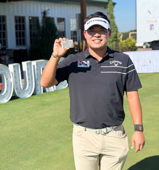 PGA 투어 카드를 들고 기념 촬영한 이승택.(사진=비넘버원 제공)