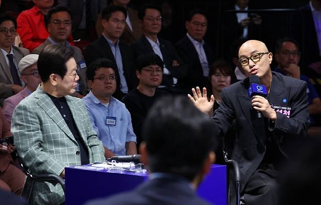 이재명 대통령이 자영업 멘토로 참석한 방송인 홍석천의 발언을 듣고 있다. (사진=연합뉴스)