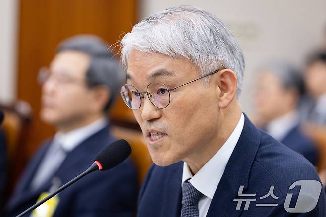 천대엽 법원행정처장이 13일 서울 여의도 국회에서 열린 법제사법위원회의 대법원 등에 대한 국정감사에서 의원 질의에 답하고 있다. 2025.10.13/뉴스1 ⓒ News1 유승관 기자