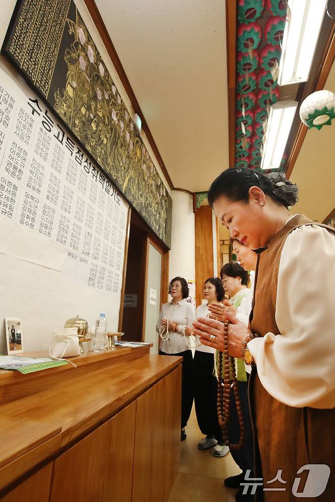 2026학년도 대학수학능력시험(11월 13일)이 30일 앞으로 다가온 14일 오후 대구 남구 한국불교대학 大관음사에서 수험생 자녀를 둔 학부모가 자녀의 수능 고득점을 기원하는 기도를 올리고 있다. 2025.10.14/뉴스1 ⓒ News1 공정식 기자