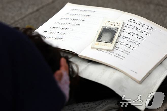 2026학년도 대학수학능력시험을 30일 앞둔 14일 오후 서울 강북구 삼각산 도선사에서 학부모들이 불자들이 자녀의 학업 성취를 기원하며 기도하고 있다. 2025.10.14/뉴스1 ⓒ News1 황기선 기자