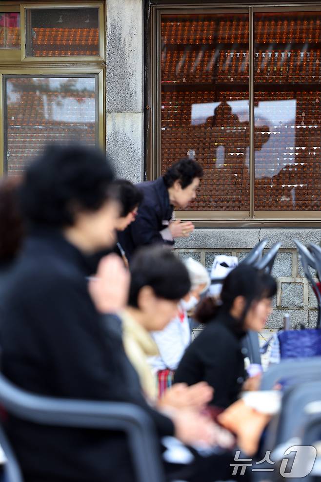 2026학년도 대학수학능력시험을 30일 앞둔 14일 오후 서울 강북구 삼각산 도선사에서 학부모들이 불자들이 자녀의 학업 성취를 기원하며 기도하고 있다. 2025.10.14/뉴스1 ⓒ News1 황기선 기자