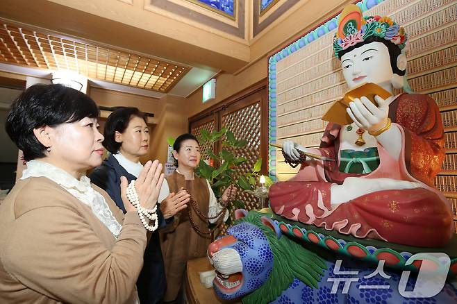 2026학년도 대학수학능력시험(11월 13일)이 30일 앞으로 다가온 14일 오후 대구 남구 한국불교대학 大관음사에서 수험생 자녀를 둔 학부모가 자녀의 수능 고득점을 기원하는 기도를 올리고 있다. 2025.10.14/뉴스1 ⓒ News1 공정식 기자