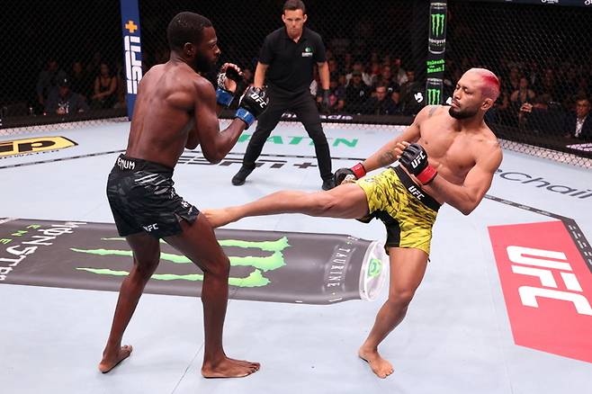 피게레도가 잭슨(왼쪽)을 킥으로 공격하고 있다. 사진 | UFC