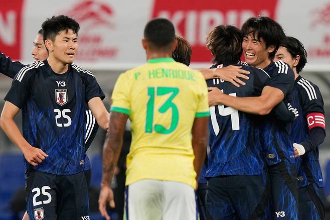 브라질을 상대로 득점한 후 기뻐하는 일본 선수들. AP연합뉴스