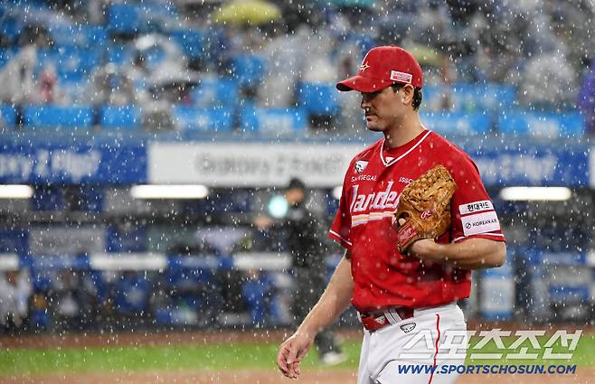 1회말 첫 타자 김지찬과 승부 도중 갑자기 내린 폭우로 다시 더그아웃으로 들어가야 했던 앤더슨.