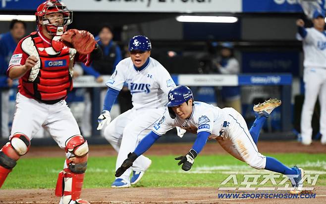 마치 현역 시절 이종욱으로 돌아간 거처럼 코치는 김지찬과 함께 홈까지 달렸다.