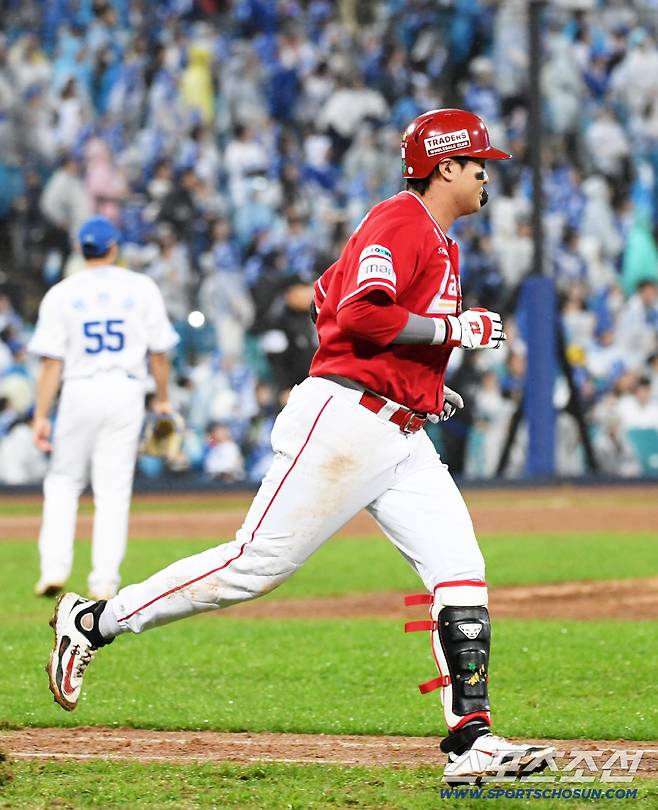 13일 대구 라이온즈파크에서 열린 삼성과 SSG의 준PO 3차전. 9회초 무사 1루 SSG 고명준이 투런포를 날린 뒤 환호하고 있다. 대구=박재만 기자 pjm@sportschosun.com/2025.10.13/