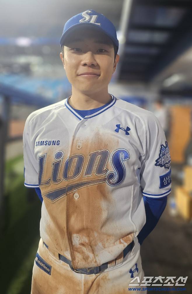 시리즈 분수령 3차전 승리를 발로 이끈 김지찬이 흙 묻은 유니폼으로 인터뷰에 임하고 있다.