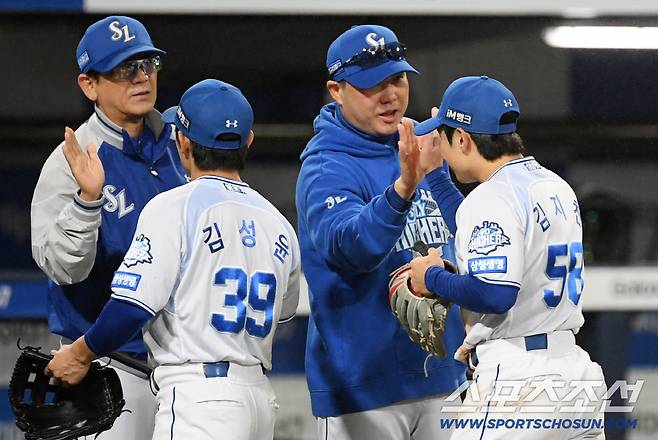 13일 대구 라이온즈파크에서 열린 삼성과 SSG의 준PO 3차전. 승리한 삼성 박진만 감독, 김성윤, 김지찬이 기뻐하고 있다. 대구=박재만 기자 pjm@sportschosun.com/2025.10.13/
