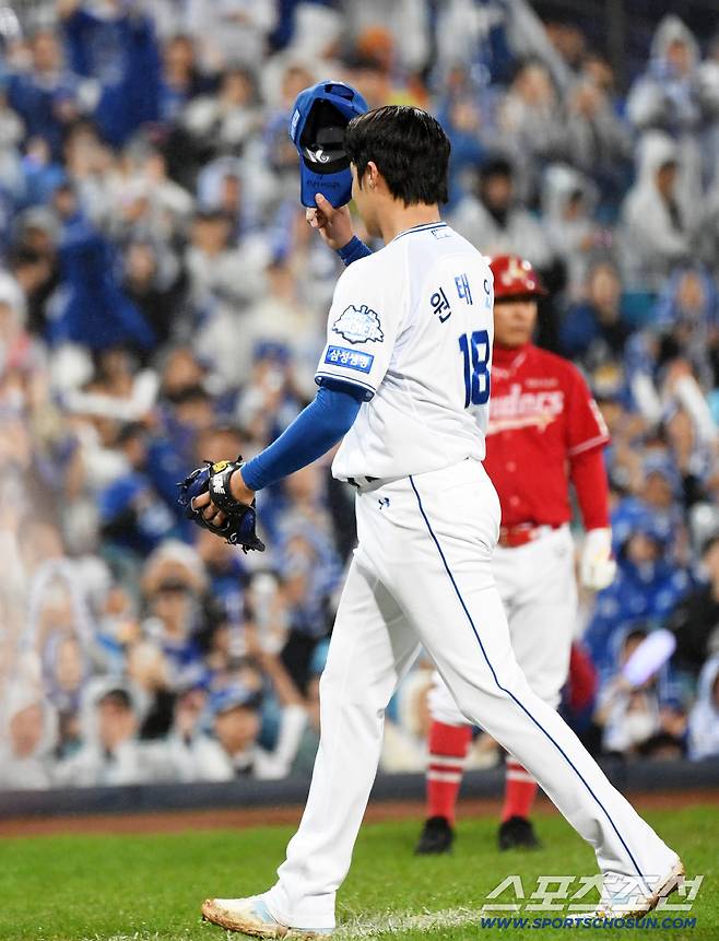 13일 대구 라이온즈파크에서 열린 삼성과 SSG의 준PO 3차전. 7회초 2사 투구수 105개를 기록한 선발 원태인이 마운드에서 내려오며 삼성 팬들을 향해 90도 인사를 건네고 있다. 대구=박재만 기자 pjm@sportschosun.com/2025.10.13/