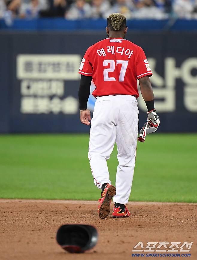 14일 대구 라이온즈파크에서 열린 SSG와 삼성의 준PO 4차전. 6회초 1사 1루 최정의 1루 땅볼 때 에레디아가 런다운에 걸려 쫓기다 태그아웃된 후 헬멧을 벗어 던지고 있다. 대구=정재근 기자 cjg@sportschosun.com/2025.10.14/