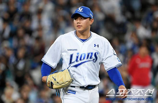 14일 대구 라이온즈파크에서 열린 삼성과 SSG의 준PO 4차전. 8회초 무사 3루 역전 위기에서 마운드에 올라 SSG 에레디아, 한유섬을 삼진 처리한 삼성 배찬승이 마운드에서 내려오고 있다. 대구=박재만 기자 pjm@sportschosun.com/2025.10.14/