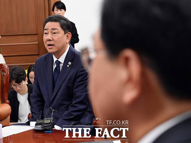 김병기 더불어민주당 원내대표(사진)가 14일 여야 원내지도부가 전날 민생법안 70여 건 처리를 위해 오는 26일 본회의 개최에 합의한 것을 두고 "이제라도 여야 합의가 이뤄져서 다행"이라고 말했다./배정한 기자