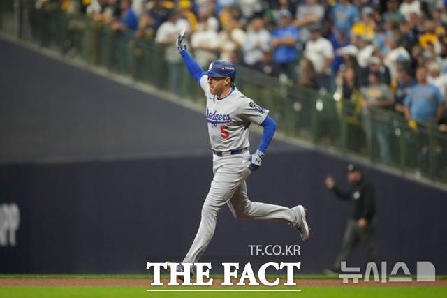 LA 다저스 프레디 프리먼이 14일(한국시간) 밀워키 브루어스와의 내셔널리그 챔피언십시리즈 1차전에서 6회초 선제 홈런을 날린 뒤 베이스를 돌고 있다. /밀워키=AP.뉴시스