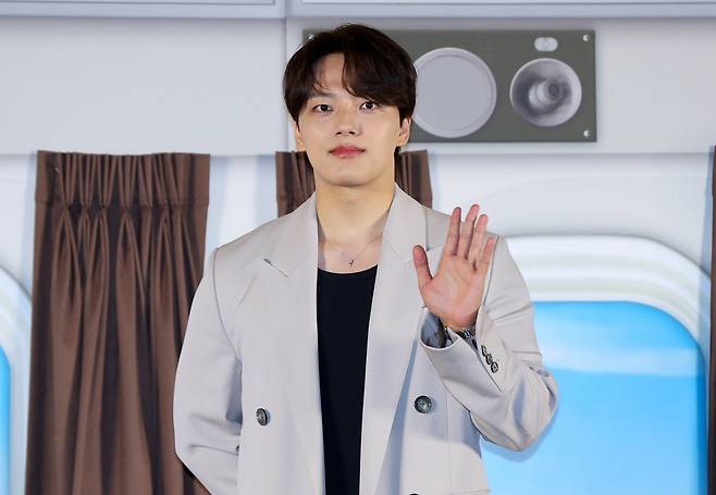 배우 여진구가 자필 편지로 입대 소식을 전하며 “더 성숙해져 돌아오겠다”고 다짐했다. 그는 데뷔 20주년 팬미팅 투어를 끝으로 잠시 팬들과 이별한다. 사진=뉴시스