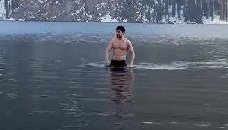 카자흐스탄 호수에 들어간 두로프. TCA 캡처 연합뉴스