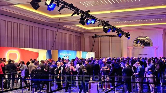 오라클이 13일(현지시간) 미국 라스베이거스에서 개최한 연례 컨퍼런스 ‘오라클 AI 월드 2025’ 행사장을 찾은 참가자들이 행사 등록을 위해 대기하고 있다. 팽동현 기자