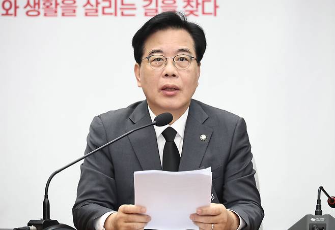 송언석 국민의힘 원내대표가 14일 오전 국회에서 열린 국정감사 대책회의에서 발언하고 있다. 윤운식 선임기자 yws@hani.co.kr