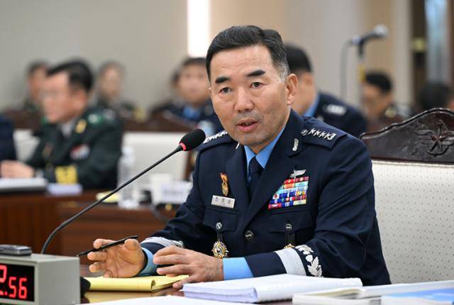 진영승 합동참모본부 의장이 14일 서울 용산구 합동참모본부에서 열린 2025년 국정감사에서 의원들의 질의에 대답하고 있다. 뉴시스