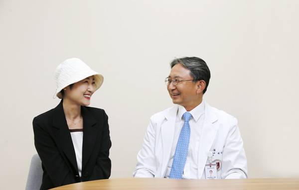 사진=백지은씨(왼쪽)와 그의 주치의인 고려대안암병원 이비인후과 백승국 교수./출처=고려대안암병원 제공