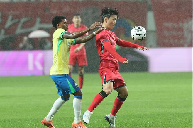 황인범의 트래핑 (서울=연합뉴스) 이동해 기자 = 10일 서울 마포구 서울월드컵경기장에서 열린 한국과 브라질 축구 대표팀의 친선경기. 황인범이 가슴 트래핑을 하고 있다. 2025.10.10 eastsea@yna.co.kr/2025-10-10 20:43:43/ <저작권자 ⓒ 1980-2025 ㈜연합뉴스. 무단 전재 재배포 금지, AI 학습 및 활용 금지>