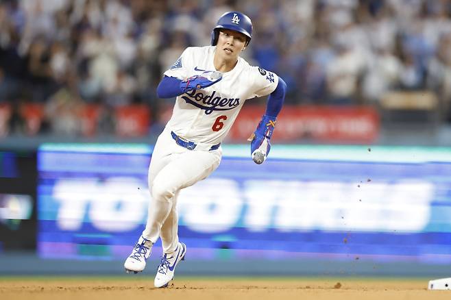 <yonhap photo-3160=""> 지난 10일 필라델피아 필리스와의 내셔널리그 디비전스리즈 4차전에서 주루를 하고 있는 김혜성. EPA/CAROLINE BREHMAN/2025-10-10 10:42:56/ <저작권자 ⓒ 1980-2025 ㈜연합뉴스. 무단 전재 재배포 금지, AI 학습 및 활용 금지></yonhap>