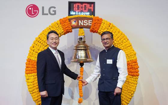 조주완 LG전자 CEO와 아쉬쉬 차우한 NSE CEO가 14일(현지시간) 인도 뭄바이 국립증권거래소에서 LG전자 인도법인 상장을 축하하는 타종 행사를 진행하고 있다. 사진 LG전자