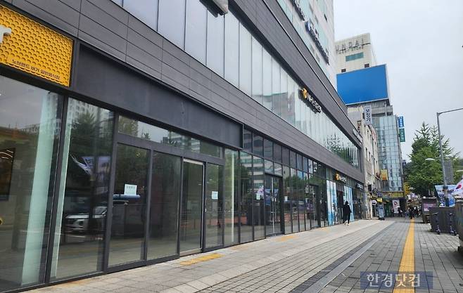 임대문의 안내가 붙은 신촌로의 한 건물 1층 공실. 사진=오세성 한경닷컴 기자