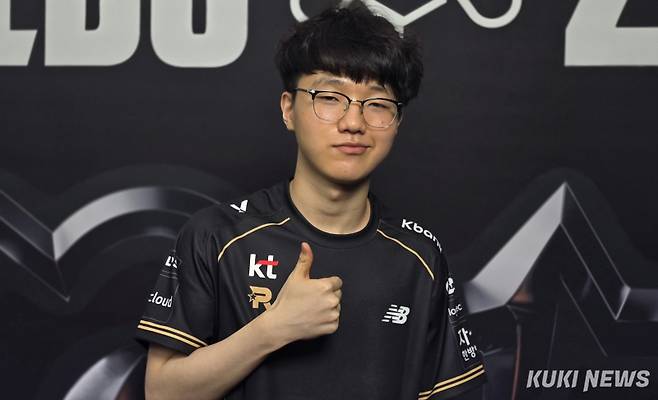 ‘퍼펙트’ 이승민이 14일 중국 베이징 스마트 e스포츠센터에서 쿠키뉴스와 만나 인터뷰하고 있다. 김영건 기자