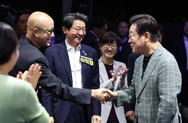 간담회에 참석한 홍석천(맨 왼쪽)과 이재명 대통령(맨 오른쪽). 사진ㅣ연합뉴스