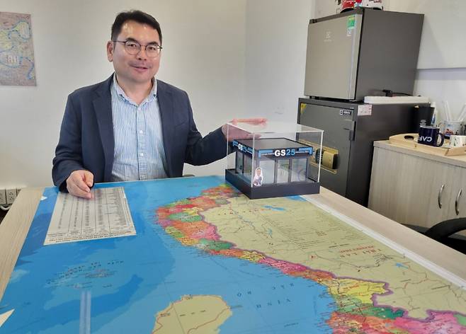 최금성 GS25 베트남법인장이 지난달 9일 베트남 호치민시에 위치한 본사 사무실에서 머니투데이와 만나 인터뷰하는 모습. /사진=차현아 기자.