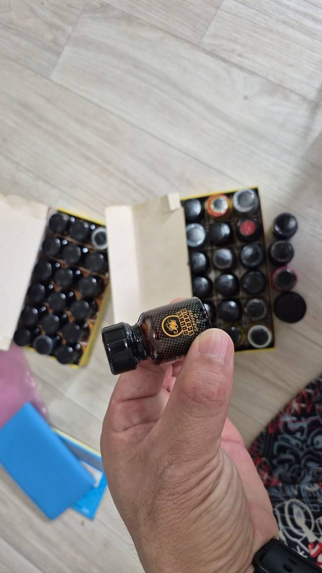 부산세관 수사관이 적발된 ‘러쉬’ 압수물을 확인하고 있다. 부산세관본부 제공