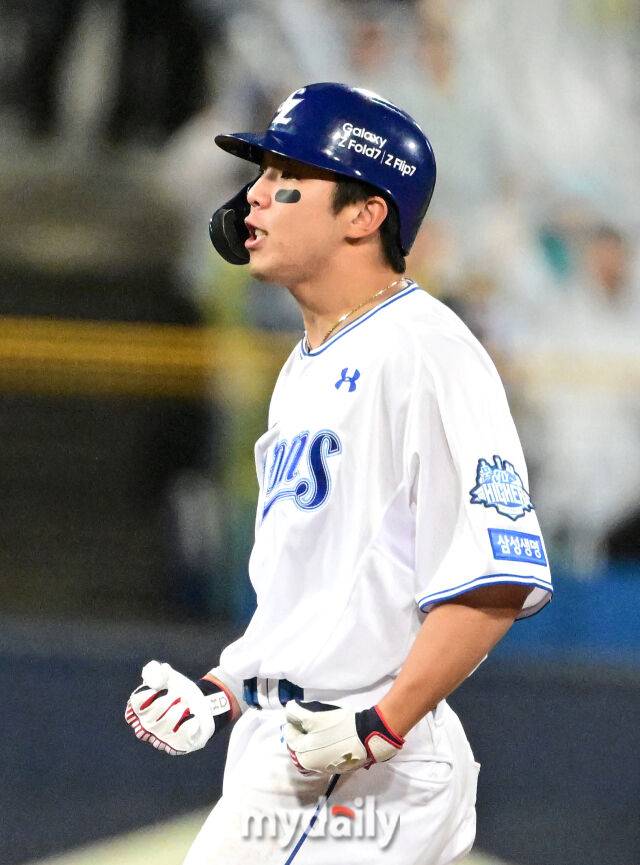 2025년 10월 13일 오후 대구 삼성라이온즈파크에서 열린 '2025 신한 SOL Bank KBO 포스트시즌' SSG 랜더스와 삼성 라이온즈의 준플레이오프 3차전 경기.삼성 김영웅이 5회말 2사 1.2루서 1타점 2루타를 친 뒤 기뻐하고 있다./대구=유진형 기자