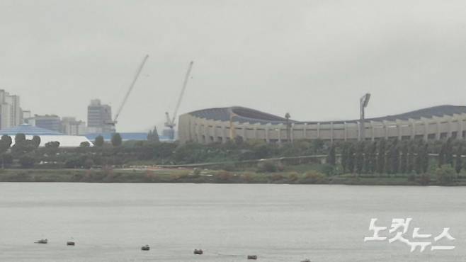 뚝섬선착장에서 바라본 잠실 주경기장. 이재기 기자