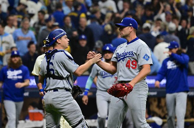 1점 차 승리 후 기뻐하는 다저스 선수들. 연합뉴스