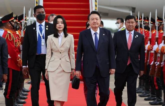 지난 2022년 11월 11일 동남아 순방에 나선 윤석열 당시 대통령과 김건희씨가 한·아세안 정상회의 참석을 위해 캄보디아 프놈펜 국제공항에 도착, 이동하고 있다. 연합뉴스