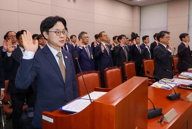 김정관 산업통상부 장관이 산업통상자원중소벤처기업위원회 국정감사에서 선서하는 모습. 연합뉴스