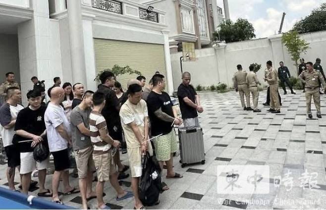 캄보디아 경찰에 잡힌 사기 조직 - 지난 8월 캄보디아에서 한국인 대학생이 중국인 범죄 조직에 고문당해 숨진 사건이 발생한 가운데 지난 9일 캄보디아 프놈펜시 사법당국이 검거한 국제 온라인 사기 조직의 중국 국적 용의자 18명이 포승줄에 묶여 있다. 캄보디아 경찰은 최근 들어 외국인 상대 납치와 불법 감금, 협박, 온라인 사기 등에 연루된 중국인들을 잇달아 체포했다. 캄보디아·차이나타임스 캡처