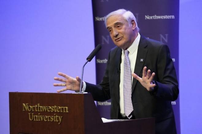 올해 노벨경제학상 공동 수상자로 선정된 조엘 모키어 미국 노스웨스턴대 교수가 13일(현지시간) 일리노이주 노스웨스턴대에서 열린 수상 기념 기자회견에서 취재진의 질문에 답하고 있다. 에번스턴 AP 연합뉴스