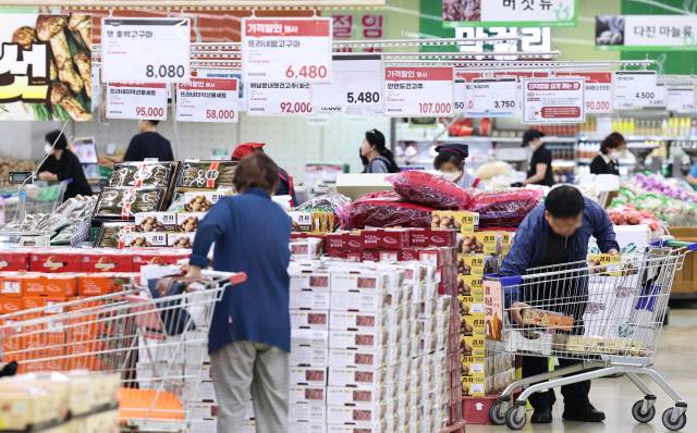 9일 오전 서울의 한 대형마트에서 시민들이 장을 보고 있다. 뉴스1