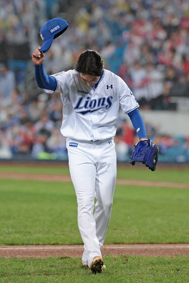 삼성 선발투수 원태인이 지난 13일 대구 삼성라이온즈파크에서 열린 2025 KBO 포스트시즌 준플레이오프 3차전 SSG와 경기에서 7회초 교체되며 모자를 벗어 팬들에게 인사하고 있다. 삼성 라이온즈 제공