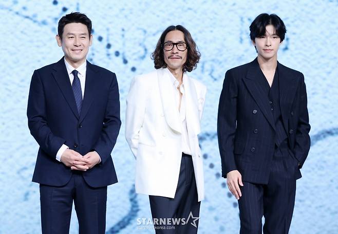 배우 설경구, 류승범, 홍경이 14일 서울 종로구 JW 메리어트 동대문 스퀘어에서 진행된 넷플릭스 영화 '굿뉴스' 제작보고회에 참석해 포즈를 취하고 있다. /2025.10.14 /사진=김휘선 hwijpg@