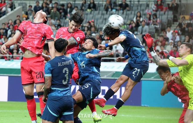 한국 축구 국가대표팀이 14일 서울월드컵경기장에서 파라과이 대표팀과 친선경기를 벌였다. 김민재가 파라과이 수비들과 몸싸음을 하며 헤더슛을 날리고 있다. /사진=김진경 대기자