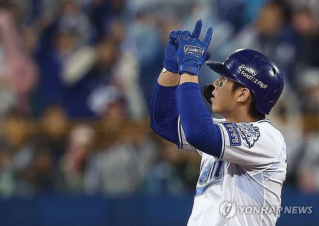 적시타 친 김성윤 (대구=연합뉴스) 김성민 기자 = 13일 대구 삼성라이온즈파크에서 열린 2025 KBO 프로야구 포스트시즌 준플레이오프 3차전 SSG 랜더스와 삼성 라이온즈의 경기. 5회말 1사 2루 삼성 김성윤이 1타점 2루타를 치고 기뻐하고 있다. 2025.10.13 ksm7976@yna.co.kr