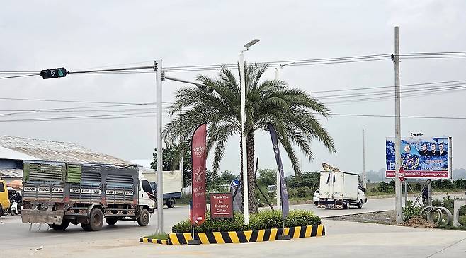 캄보디아 도로 (프놈펜=연합뉴스) 손현규 특파원 = 14일(현지시간) 오후 캄보디아 떼쪼 국제공항 인근 도로에서 차량들이 달리고 있다. 2025.10.14 son@yna.co.kr